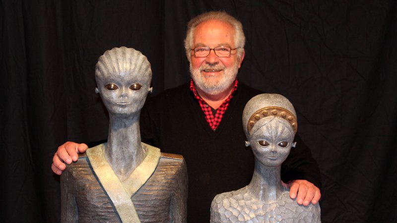 Robert Llimós amb una escultura dels dos extraterrestres que diu que va veure