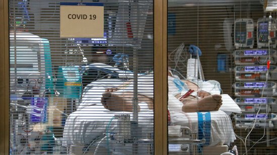 Salut declara 114 ingressats més (2.232) i els mateixos crítics (500), amb 12.858 nous casos i dos morts 