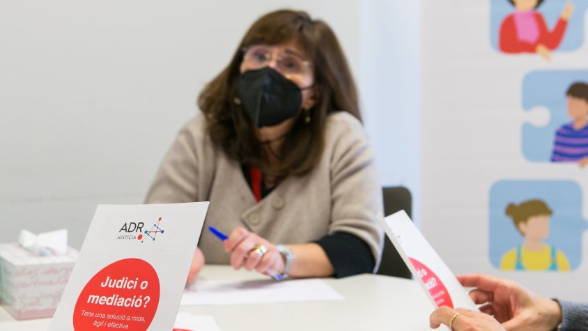 La mediació és una eina eficaç per gestionar conflictes i evitar acabar als tribunals. Foto: Departament de Justícia