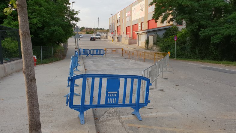 Treuen la reixa de prop de l'escola Xoriguer